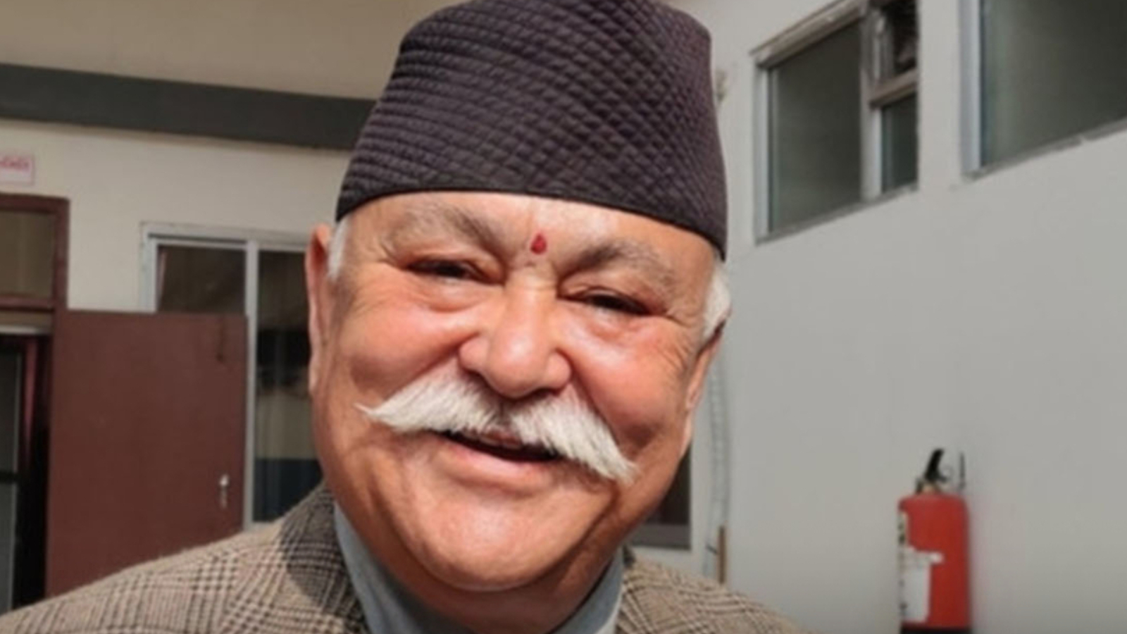 कमल थापालाई भेट्न प्रहरी परिसर पुगेका सांसद सिंह पक्राउ